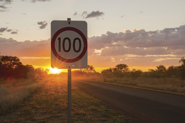 時速100キロの標識