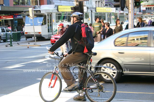 ヘルメットをつけ自転車に乗る男性