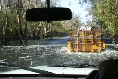 完全に冠水している道路。前を走る車のタイヤがまったく見えない