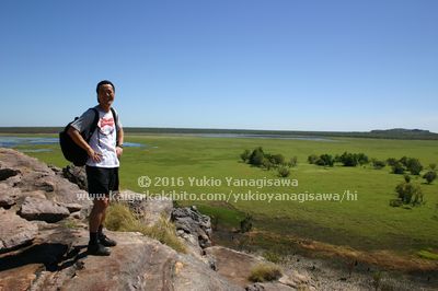 ウビアーロックの上に立つ人。背景は大平原