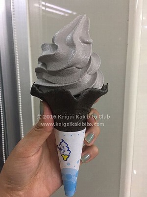 ハロウィンのとき台湾で売られていたソフトクリーム。ファミリーマートの黒ゴマ味