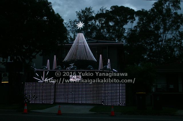 白くライトアップされた家