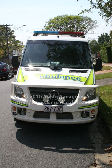 クイーンズランド州救急車を正面から
