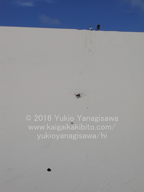 砂の丘をすべる人