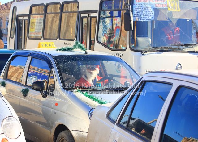 ウズベキスタンのサンタの衣装を着たタクシー運転手