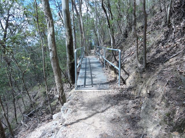 サミットトラックの橋