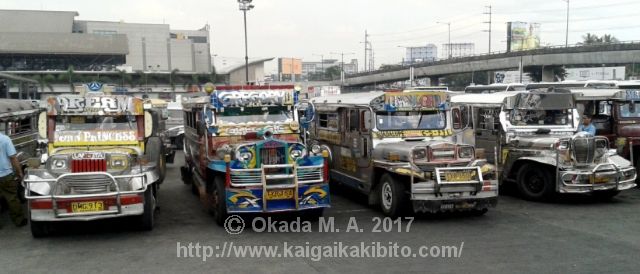 キャプション(以下同じ):ジィプニーは元々米軍の払い下げた軍用ジープを改造して作られたもので、現在でも町工場で中古の日本製のエンジン(いすゞ製が多い)やタイヤ等を使い、一台一台手造りされている。ブリキ製の車体が多かったが、現在はステンレス製が主流で、ポップで奔放なデザインがより派手になった。