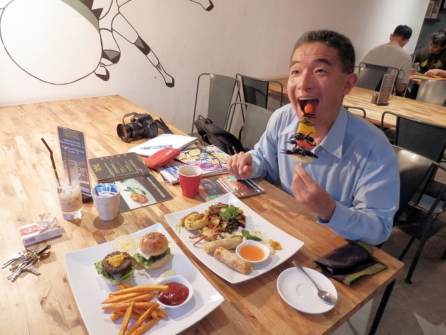 カンボジアでお洒落(？)な虫料理に挑戦