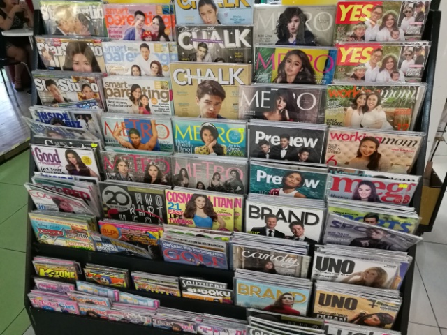 フィリピンの本屋の店先に並んでいる一般向けの雑誌