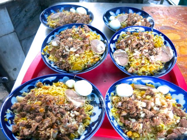 「カーズィー」をトッピングしたウズベキスタンの国民食「プロフ」