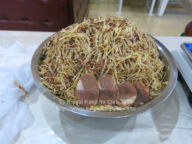 馬肉と蒸し麺を和えた「ノリン」。これにも薄切りの「カーズィー」を添えて