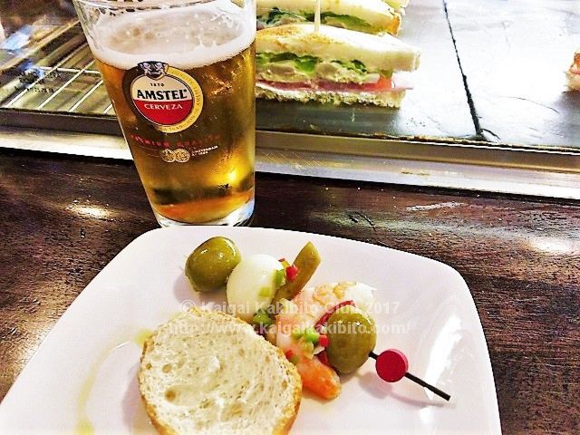 バスク地方のバルのピンチョスとビール