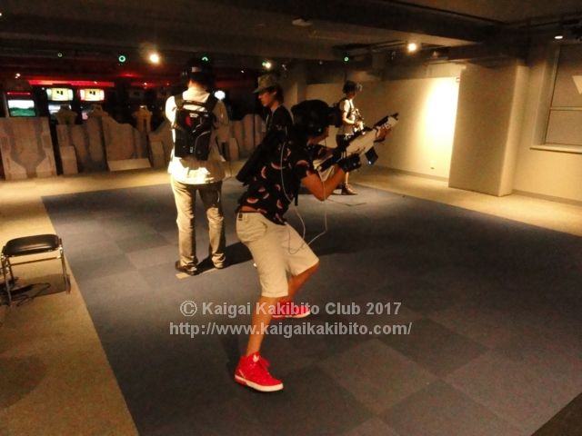 SEGA VR AREA AKIHABARAでプレイしている人