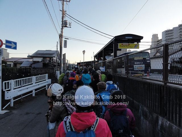 高尾駅北口バス停の混雑