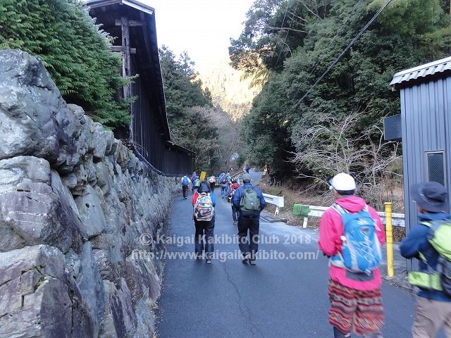 陣馬山登山口への舗装道路