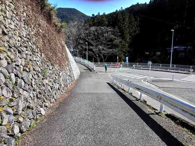 高水山への道
