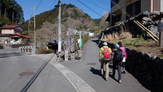 高水山登山道への分岐点