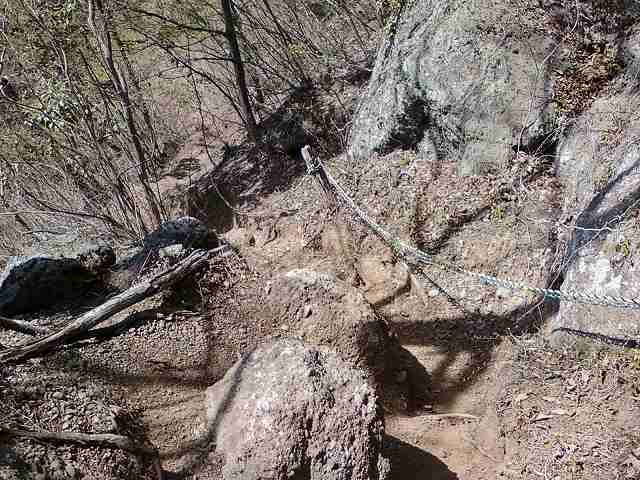 岩殿山から稚児落としへの登山道