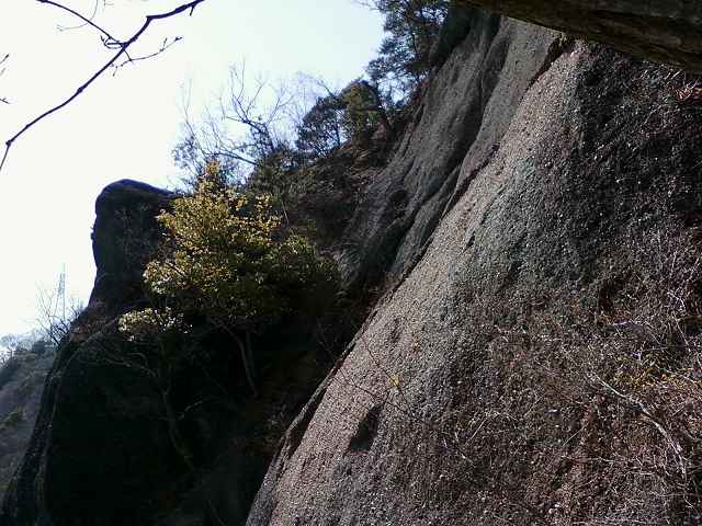 岩殿山から稚児落としへの登山道。鎖場