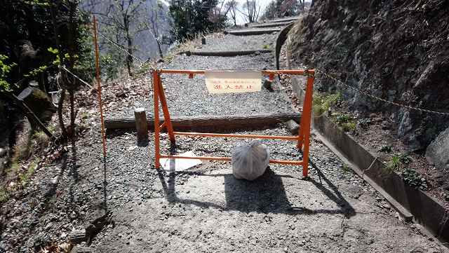 岩殿山登山道