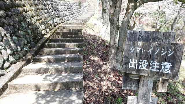 岩殿山登山道