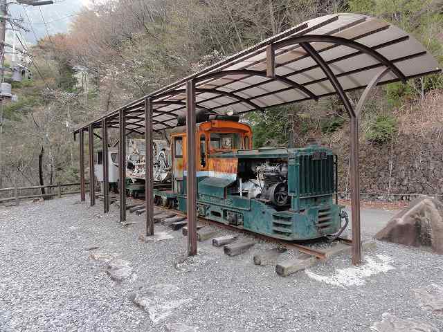 寸又峡「夢の吊り橋」の先。寸又峡プロムナードコースのトロッコ列車の展示