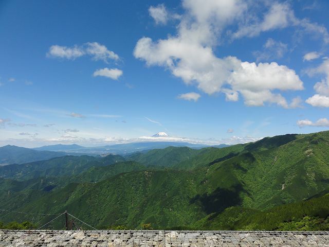 丹沢表尾根縦走ルートの三の塔から眺める富士山