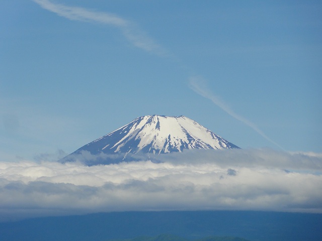 丹沢表尾根縦走ルートの三の塔から眺める富士山のアップ