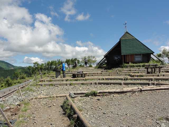 丹沢表尾根縦走ルートの三の塔の避難小屋