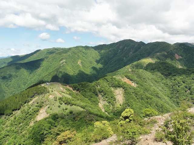丹沢表尾根縦走ルートの三の塔の先からの眺め