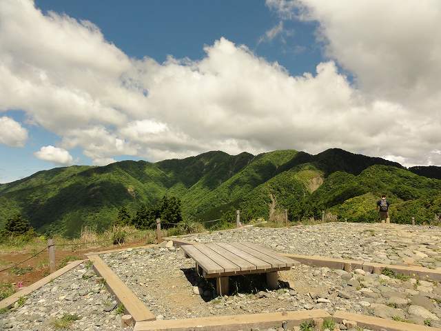 丹沢表尾根縦走ルートの烏尾山山頂から眺める三の塔