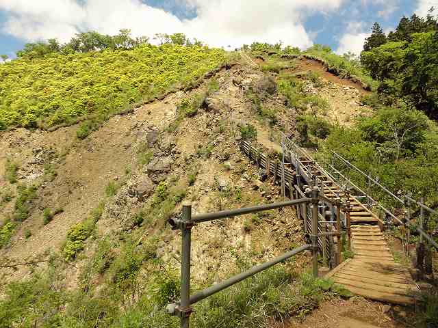丹沢表尾根縦走ルートの烏尾山の先の橋