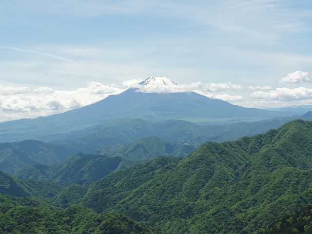 塔ノ岳から丹沢山への尾根筋から眺める富士山