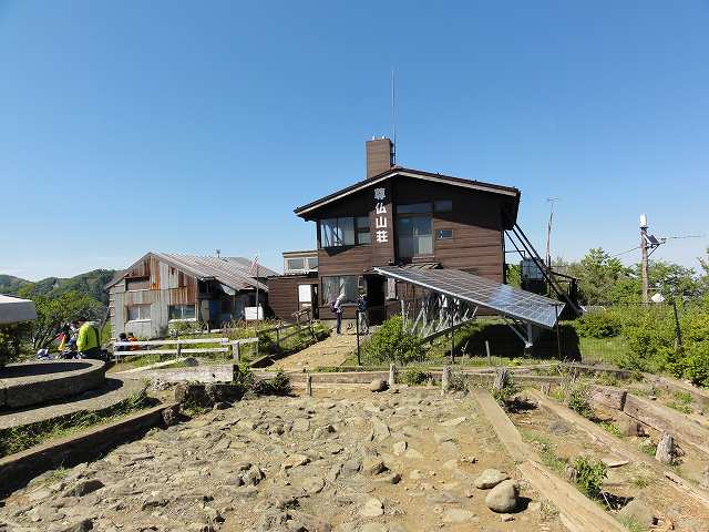 塔ノ岳山頂の尊仏山荘