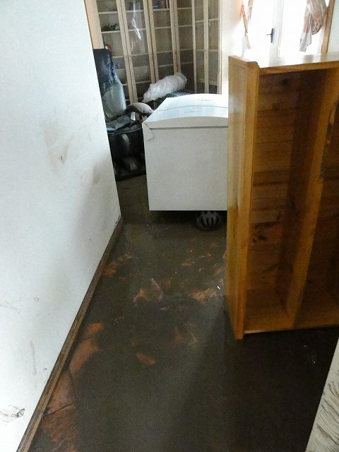 洪水後の家の中