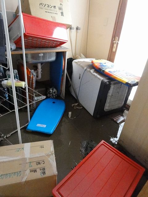 洪水後の家の中