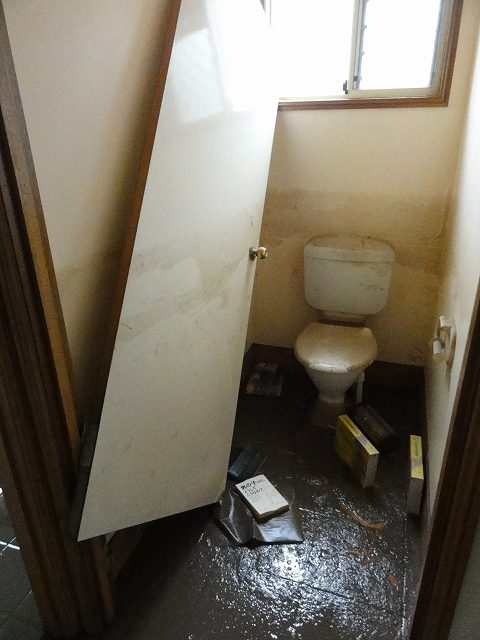 洪水後のトイレ