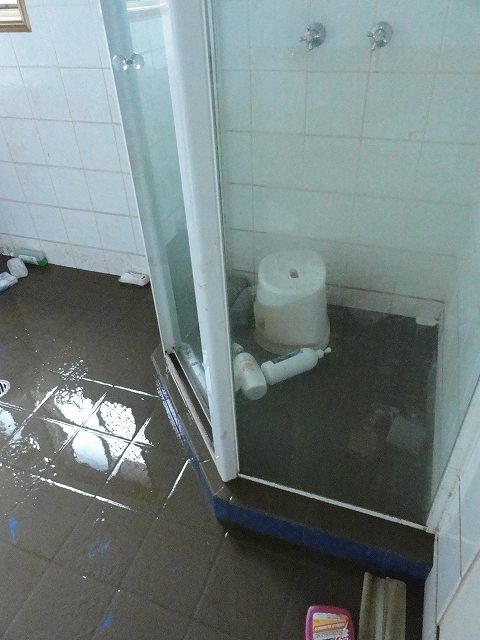 洪水後のシャワールーム