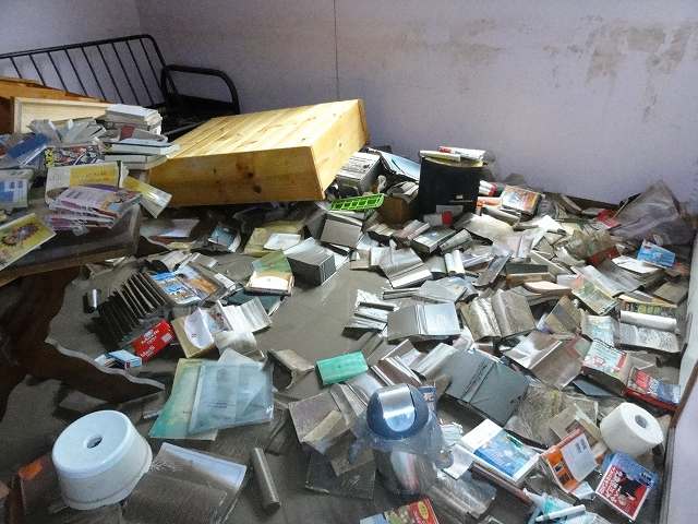 洪水で散乱した書籍や家具など