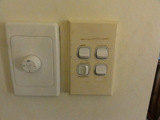 変な形につけられた電源のスウィッチ