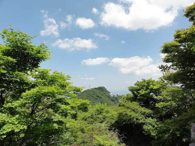 筑波山男体山山頂神社から臨む女体山