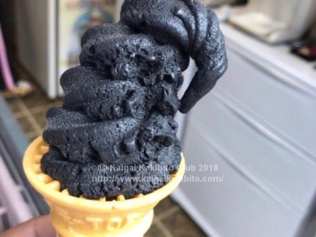 竹炭入りの黒いソフトクリーム