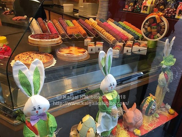 カラフルなマカロンが並ぶケンプコーラーの店頭