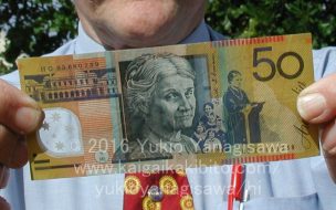 手に持たれた50ドル札