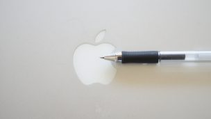 パソコンのアップルのロゴとペン