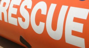 ライフガードのゴムボートに書かれた「rescue」の文字