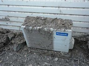 洪水後のエアコン室外機