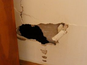 洪水で壁に空いた穴