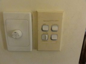 変な形につけられた電源のスウィッチ
