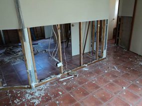 プラスターボードを壊したところ
